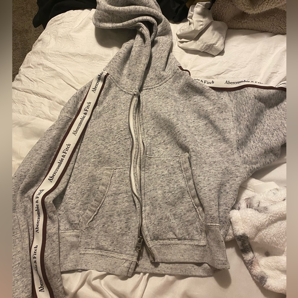 abercrombie & finch cropped grey zip up. size S.
